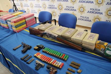 Packs of cocaine and guns are seen at the judicial police headquarters in Praia, Cape Verde, April 18, 2016. REUTERS/Julio Rodrigues