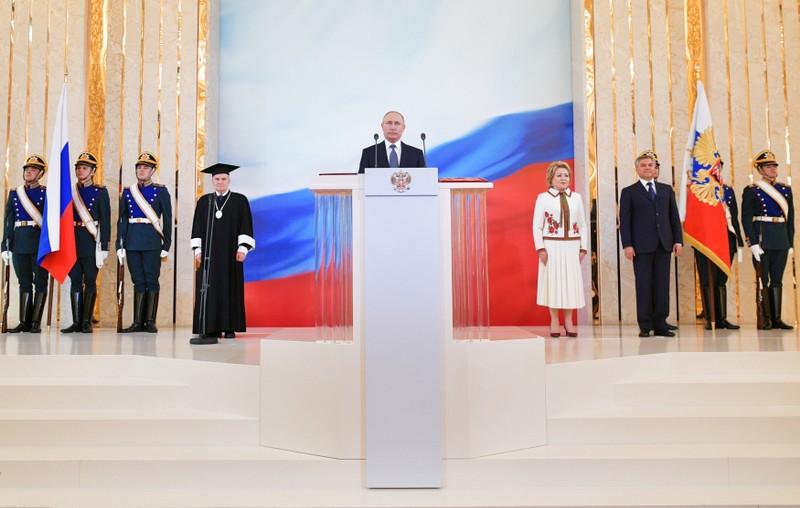 Путин поздравил россиян с продолжением застоя