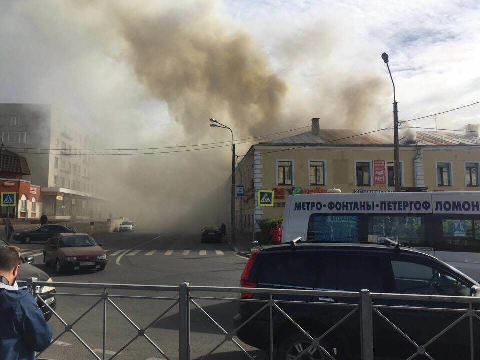 В Ломоносове сгорел торговый центр
