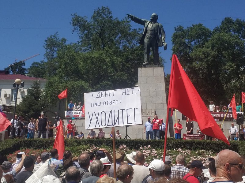 В ответ на фигу от правительства, люди показывают ему кукиш