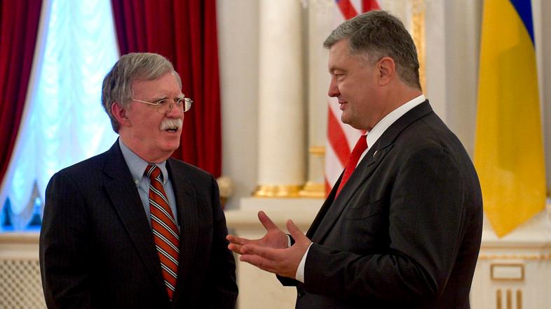 Болтон заверил Порошенко, что Кремлю не стоит ожидать избавления от санкций