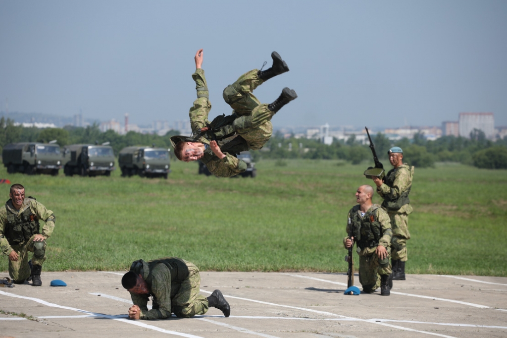 Десантники бодро встречают День непослушания