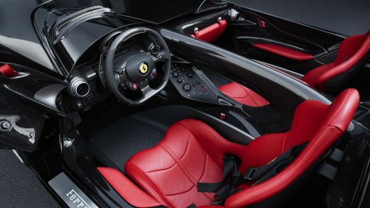 810 лошадей под капотом Ferrari разгоняют его до 100 км за 3 секунды