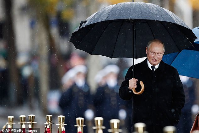 Путин привычно заставил себя ждать в Париже