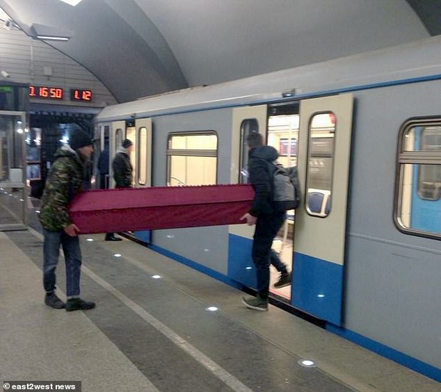 Гроб опустили под землю и переместили на несколько километров