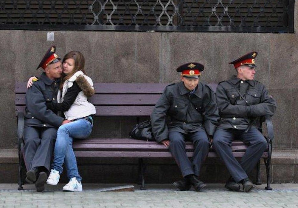 Какой мент танцует девочку без денег ?!