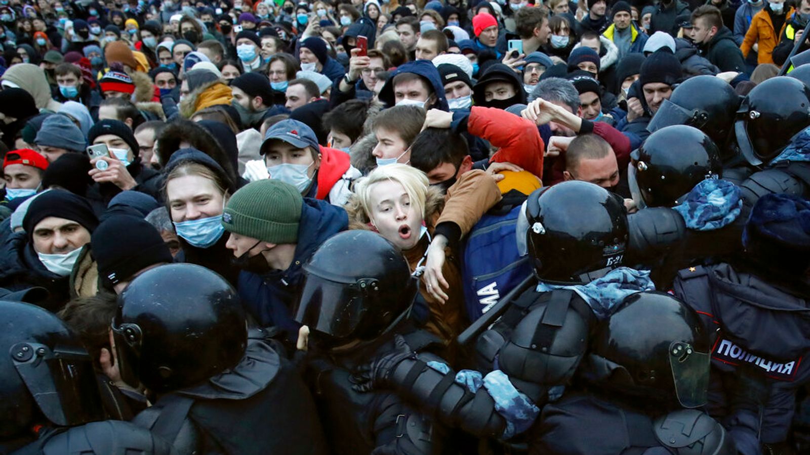 Запад видит решение только в новых персональных санкциях