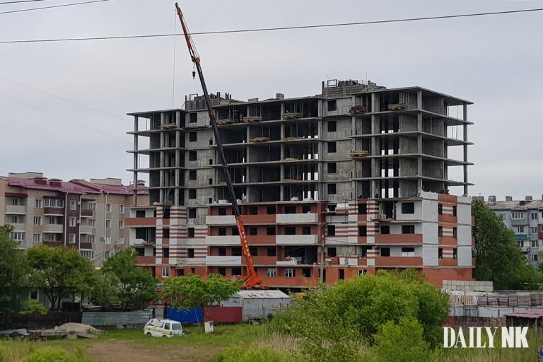 Режим чучхе шлет подарки режиму пучхе в виде дармовой рабочей силы