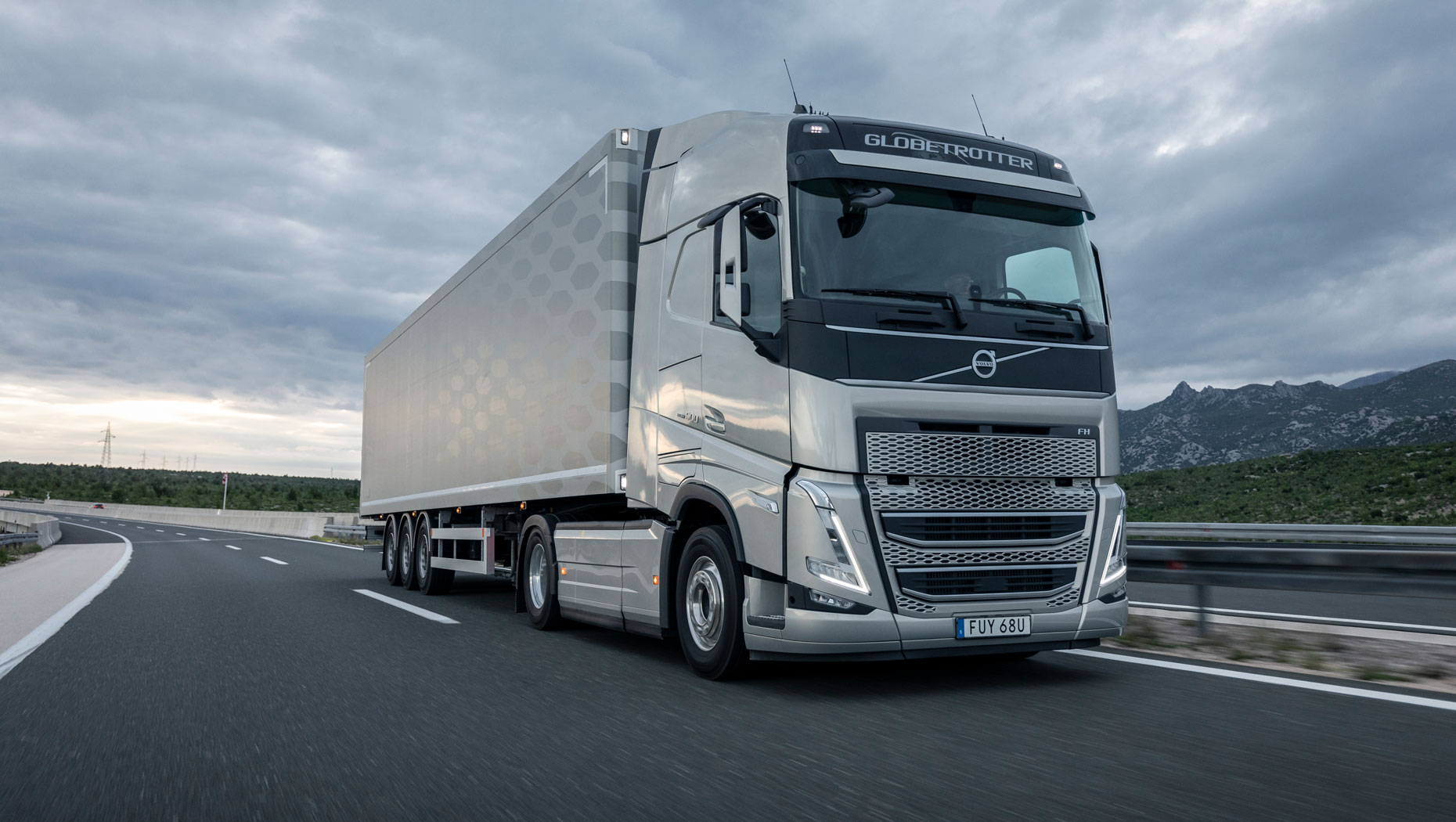 Новейшие тягачи Volvo начинают поступать клиентам