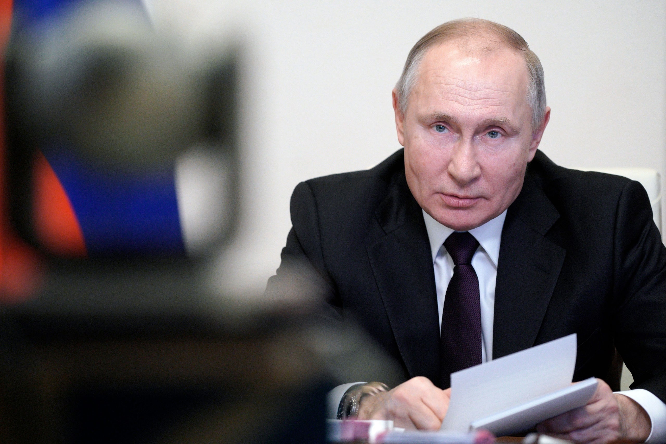 Путин накачивает силовиков и чиновников деньгами
