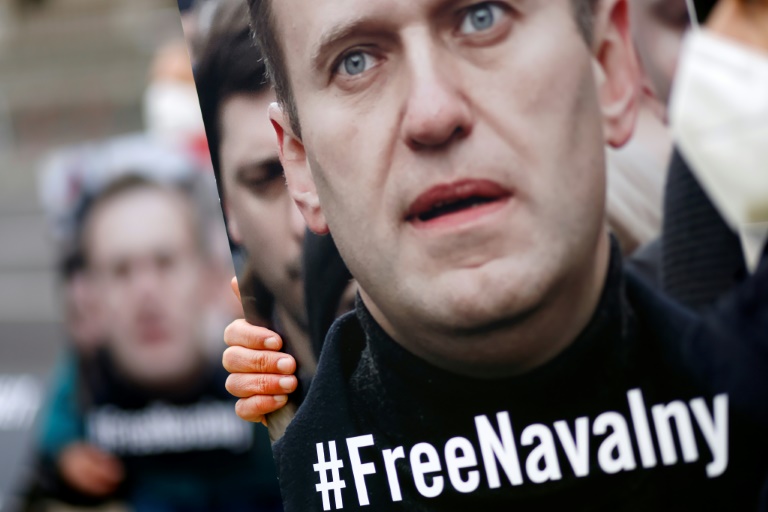 Тень Навального последовала из Женевы за Путиным и будет преследовать его неотступно