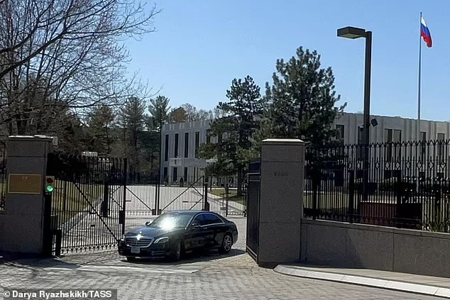 Посол Антонов рискует остаться без персонала