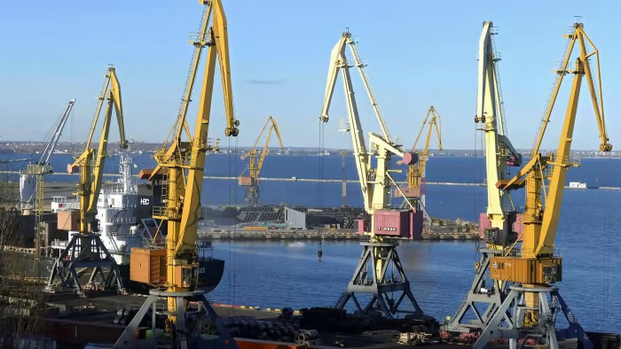 Морякам, застрявшим в Черном море, помощи ждать неоткуда