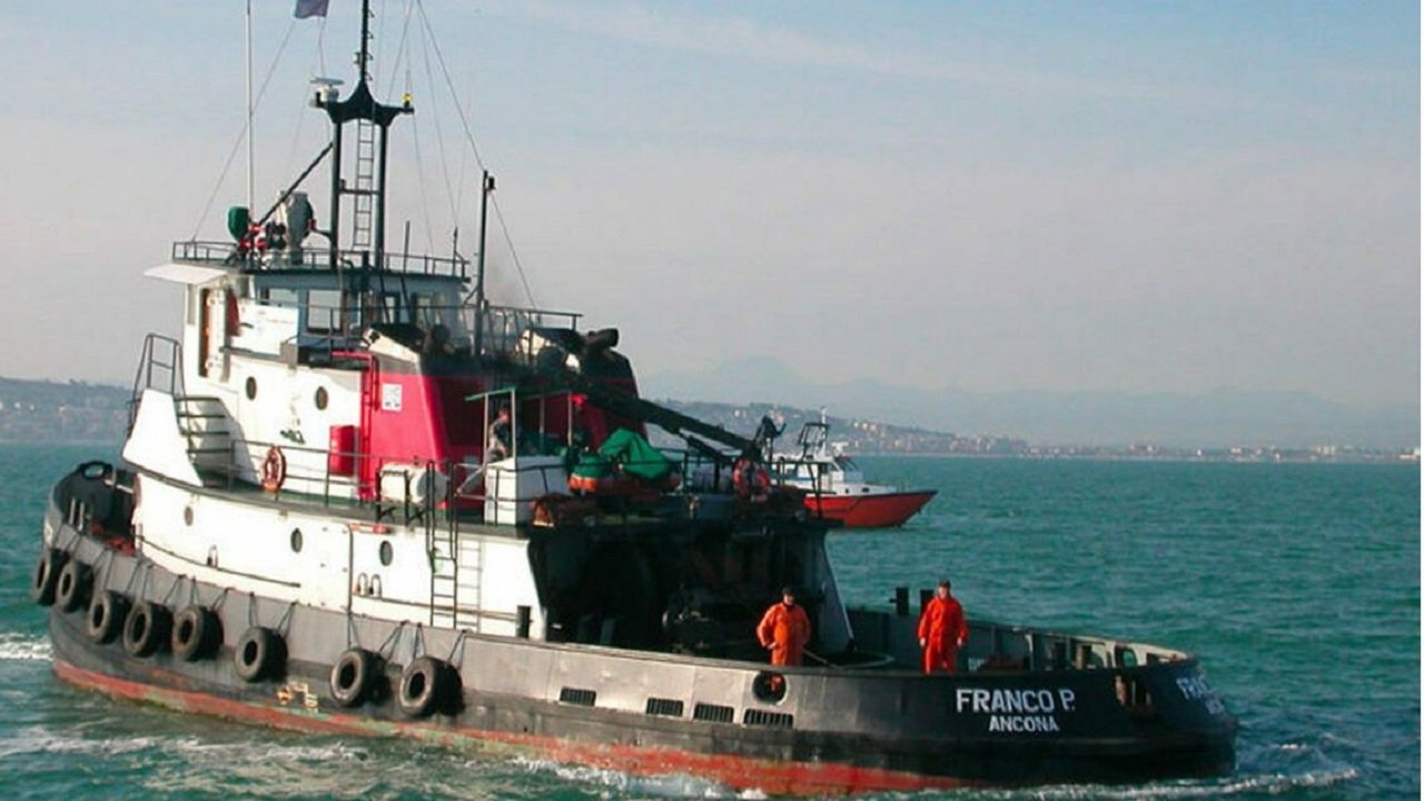 Буксир утянул с собой на дно пятерых моряков