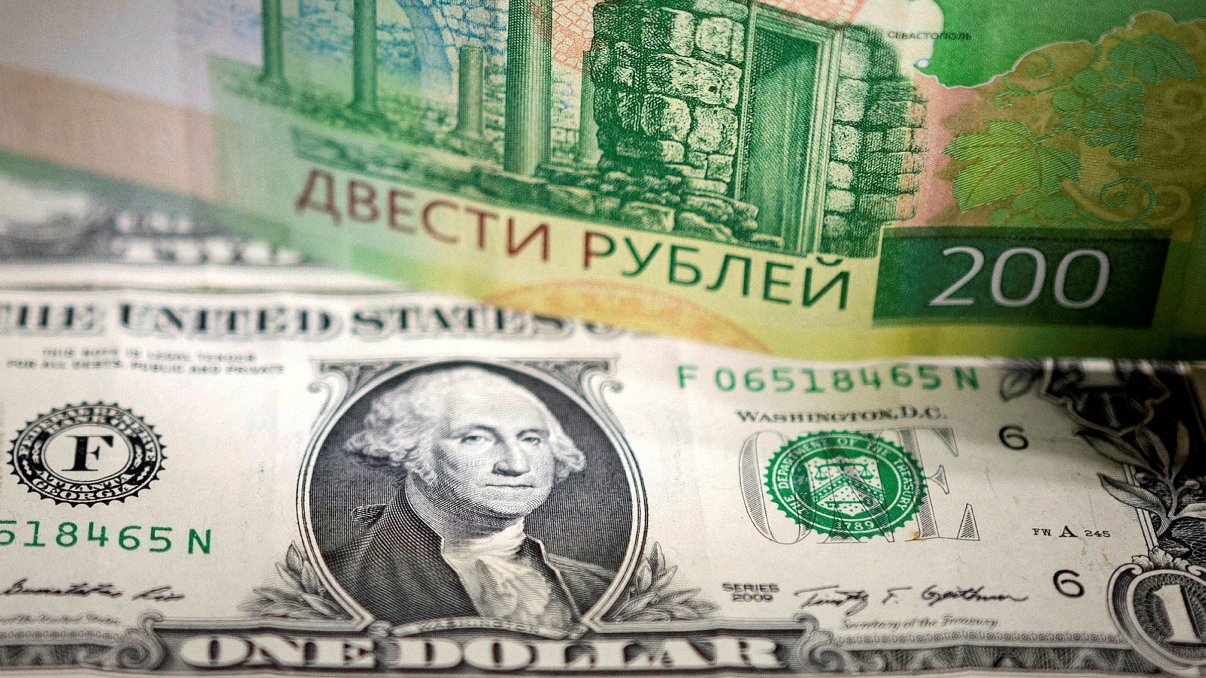 Друг рубль крепчает, недружественные валюты становятся все более недоступными