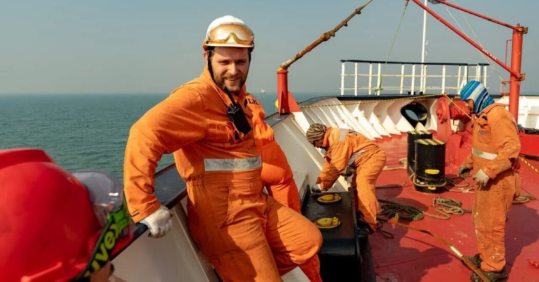 Украинских и российских моряков разводят по судам