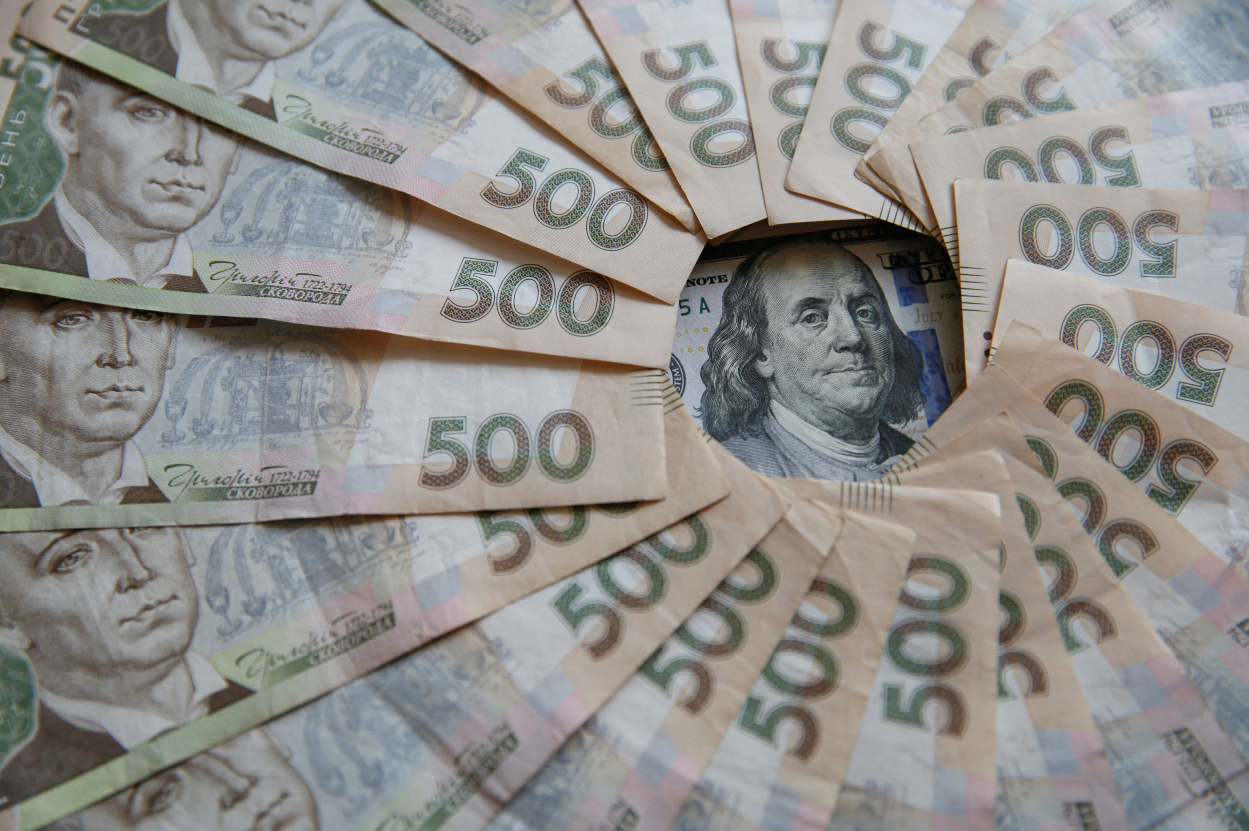 Эксперты обсуждают варианты использования 300 млрд долларов ЦБ РФ в помощь Украине
