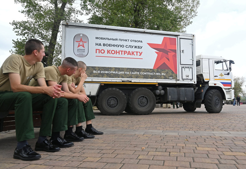 В России ведется активная агитация для службы в армии по контракту