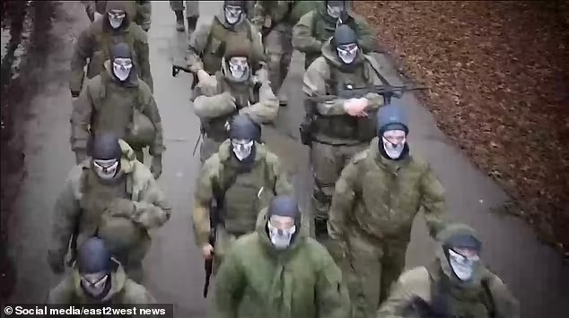 В десантуре нашлось место для футбольных хулиганов, а на танковом заводе — уголовникам