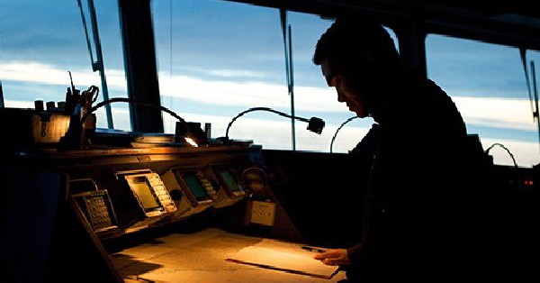 Брошенных моряков подберут портовые и иные власти