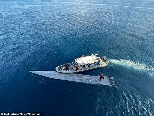 Два трупа и 2.6 тонны кокаина извлекли из подводной лодки спецназовцы