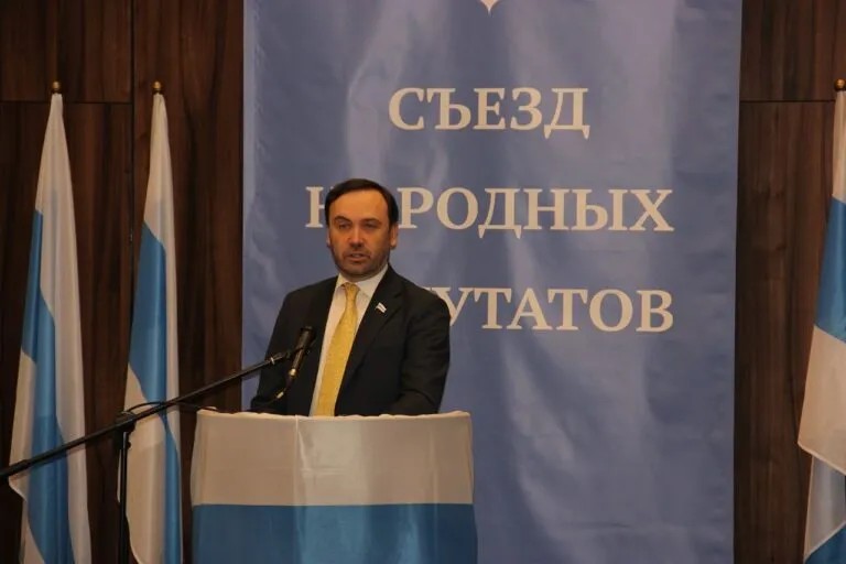 Ледокол «Илья Пономарев» ломает политические льды, держа курс на Кремль