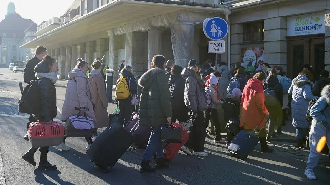 Украинские беженцы плотно сидят на немецких чемоданах