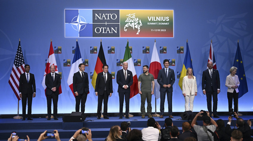 Украине помощь, России санкции