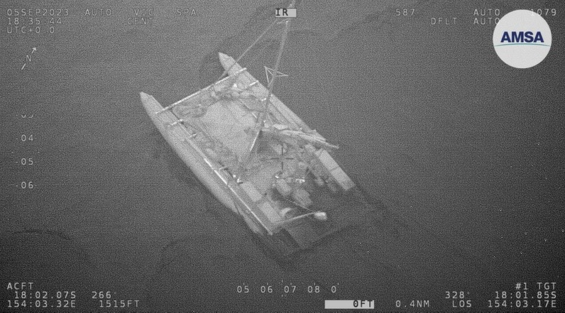 Моряки оставили яхту на съедение акулам