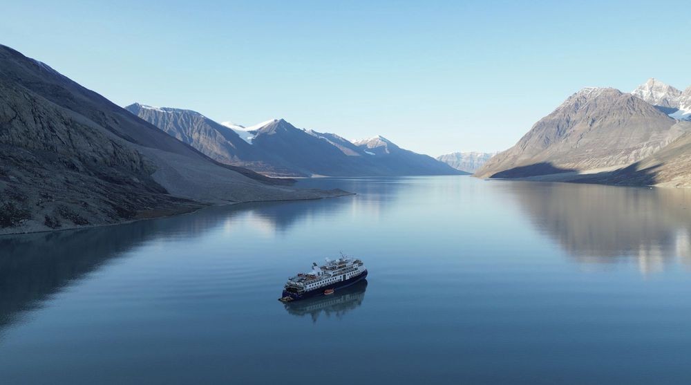 Круизный лайнер Ocean Explorer мирно расстался с Гренландией