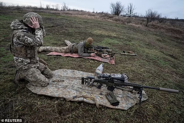Плащи на морде, вата в ушах в момент, когда идет ночное истребление российских солдат
