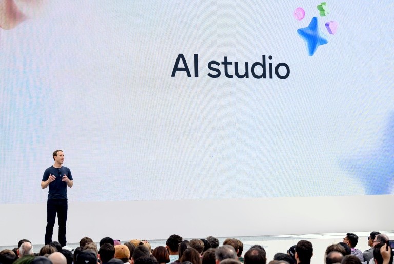 Интеллектуал Цукерберг спорит с Apple и Google
