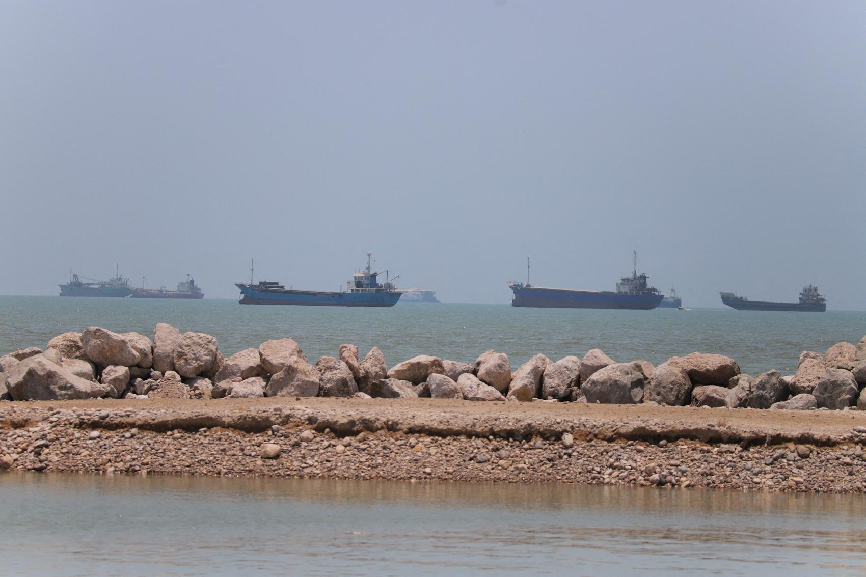 В Заливе медленно возобновляется морской трафик