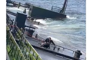 Спасатели приступили к балансировке, терпящего бедствие танкера Caroline Bezengi
