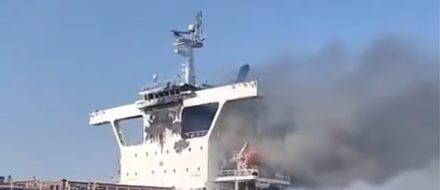 Иран отвечает на блокаду США атаками на суда в Ормузском проливе