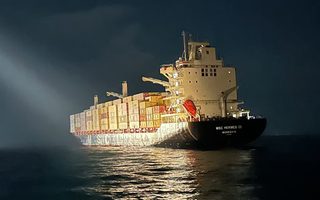 Моряки покинули, но вскоре вернулись на, терпящее бедствие судно
