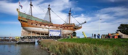 Голландский парусник «Батавия» встал на пьедестал морского музея в Лелистаде