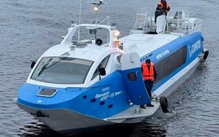 Летчик Талалихин проходит испытания на воде