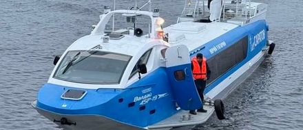 Летчик Талалихин проходит испытания на воде