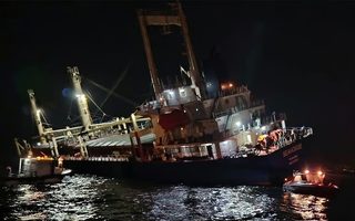 Мужественные действия остатков команды не дали сухогрузу затонуть